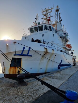 Nave in ingresso al porto con pilota e rimorchiatori