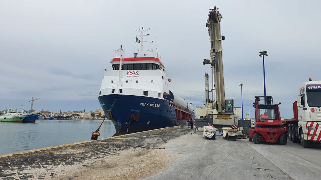 Assistenza nave in banchina con rimorchiatori