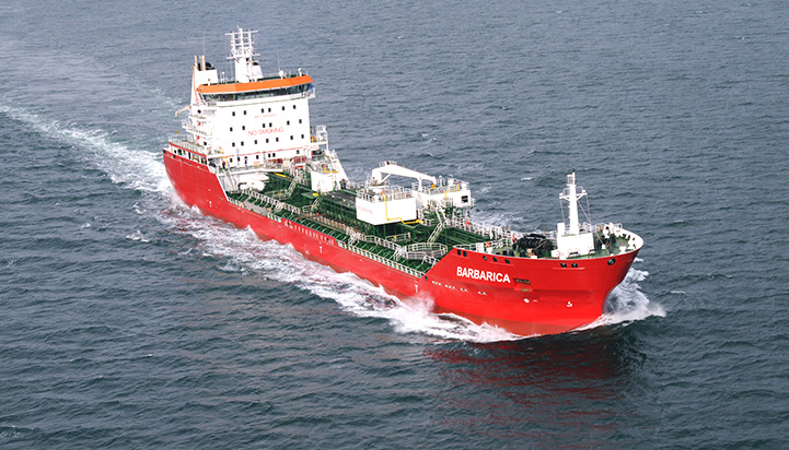 Plancia di comando con carte nautiche