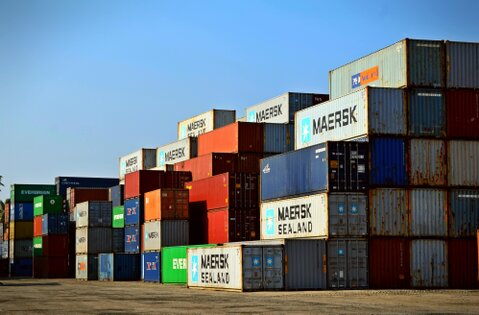 Documenti per export alimentare su scrivania con timbro doganale