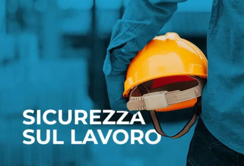 Operatore con DPI controlla un permesso di lavoro