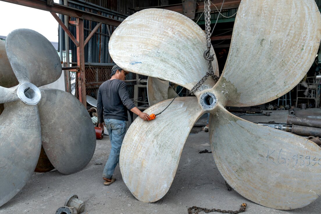 Tecnico al lavoro in sala macchine